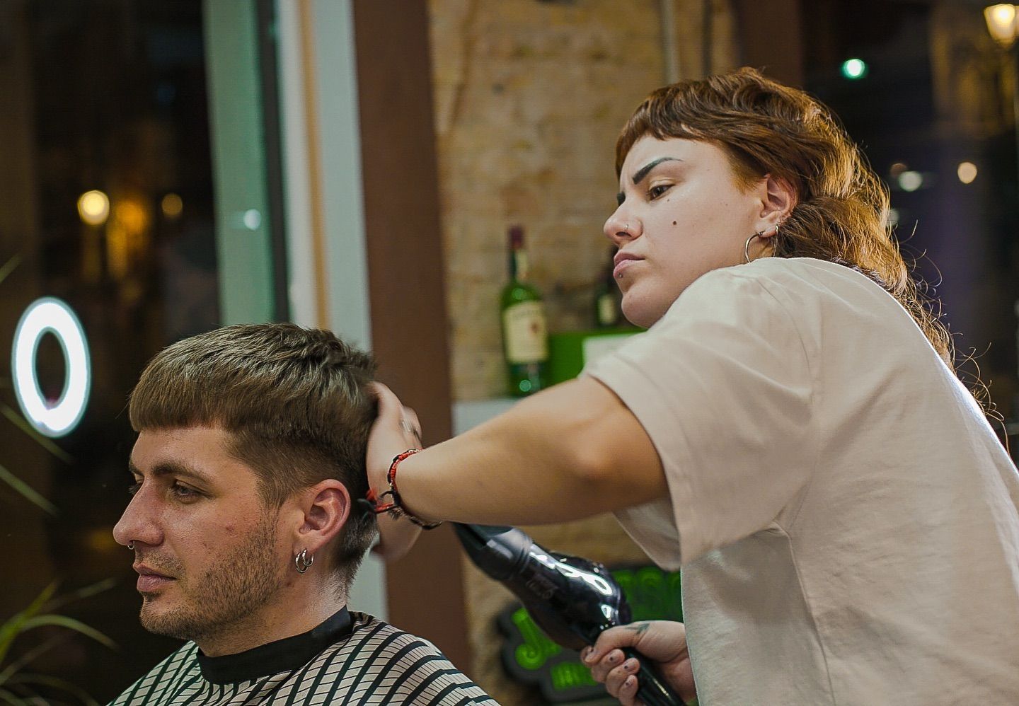 Carolina cortando pelo