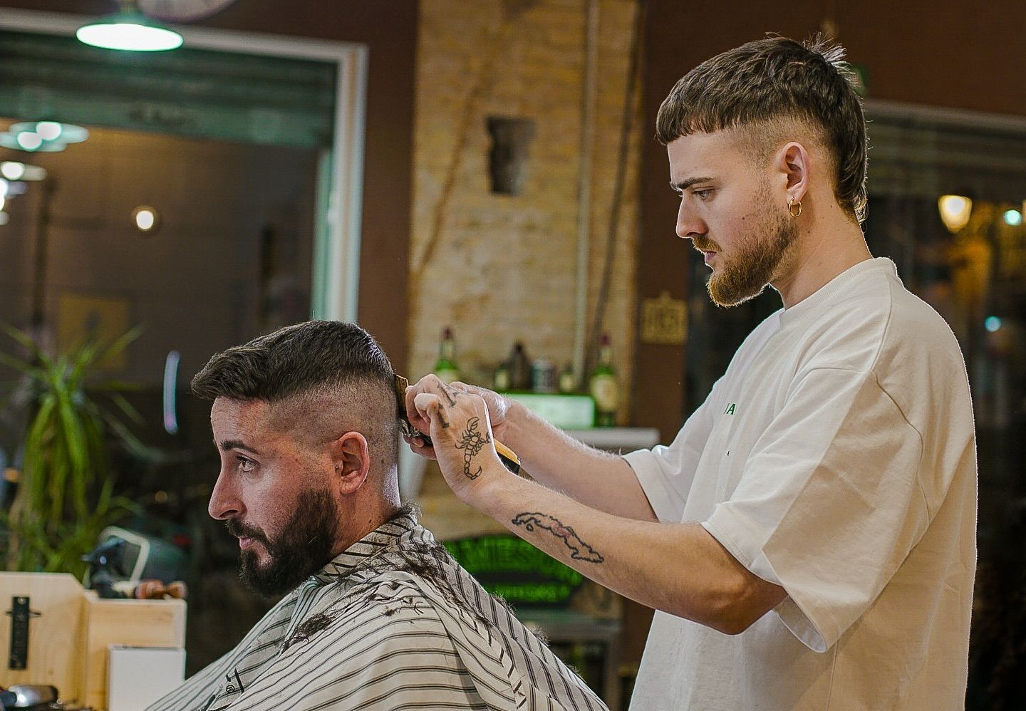 Barbero haciendo corte fade